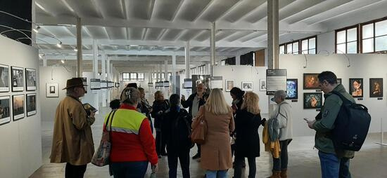 Alumnes visitant una exposició com a activitat de curs